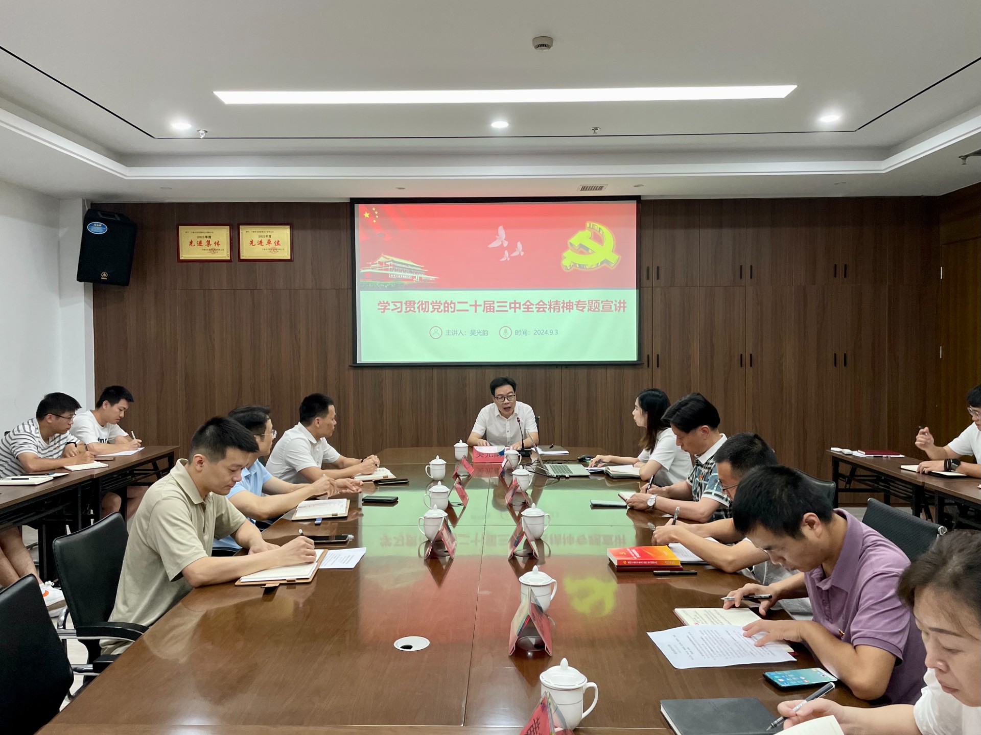 市交投集團領(lǐng)導(dǎo)深入市交投物流集團市交投勘察設(shè)計公司開展聯(lián)系點工作，葉嵐清拍攝1.jpg